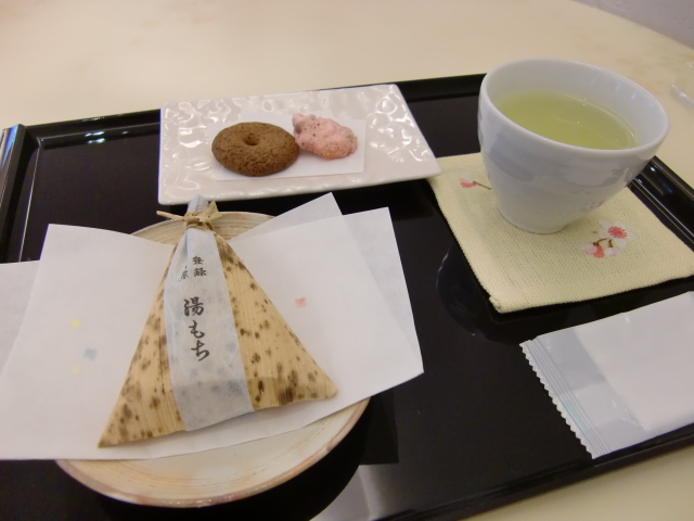 箱根の和菓子の老舗「ちもと」の名物であるゆもち｡お茶請けにはピッタリです♪